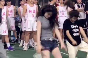 大学篮球比赛开场舞，把后面男生的眼睛都看直了