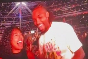 幸福噢湖人新援前锋扎威在火星哥演唱会上向女友求婚~